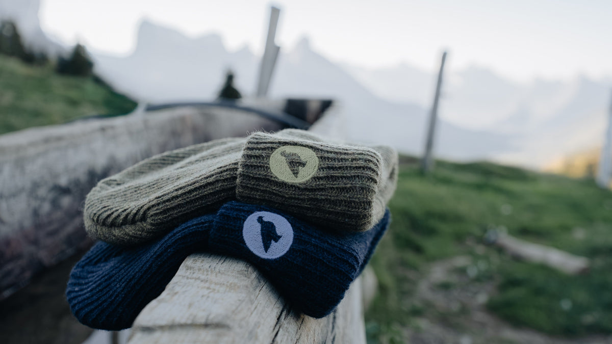 Gros plan sur la maille côtelée d’un bonnet de montagne