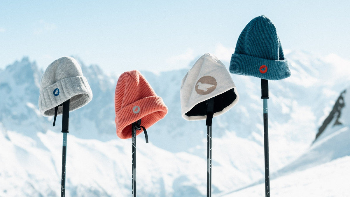 Gros plan sur la maille côtelée d’un bonnet de montagne