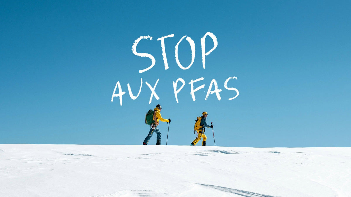Veste imperméable jaune Lagoped sous les mots « Stop aux PFAS » écrits à la main