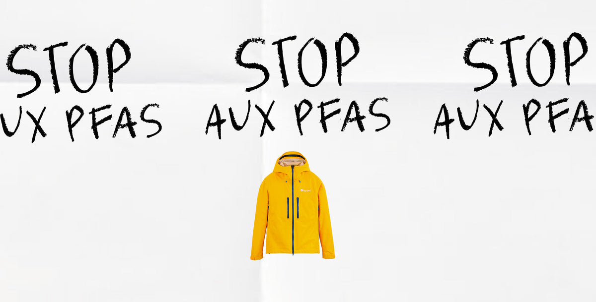 Veste imperméable jaune Lagoped sous les mots « Stop aux PFAS » écrits à la main
