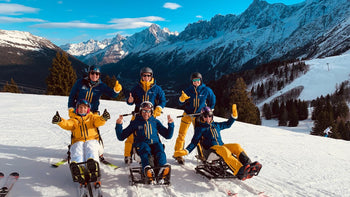 Pilotes Para Sport en tenues Lagoped EVE et SUPA, ski adapté au handicap sur piste enneigée