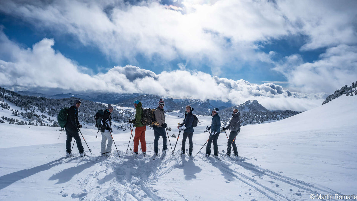 Groupe de skieurs nordiques face aux Hauts Plateaux du Vercors