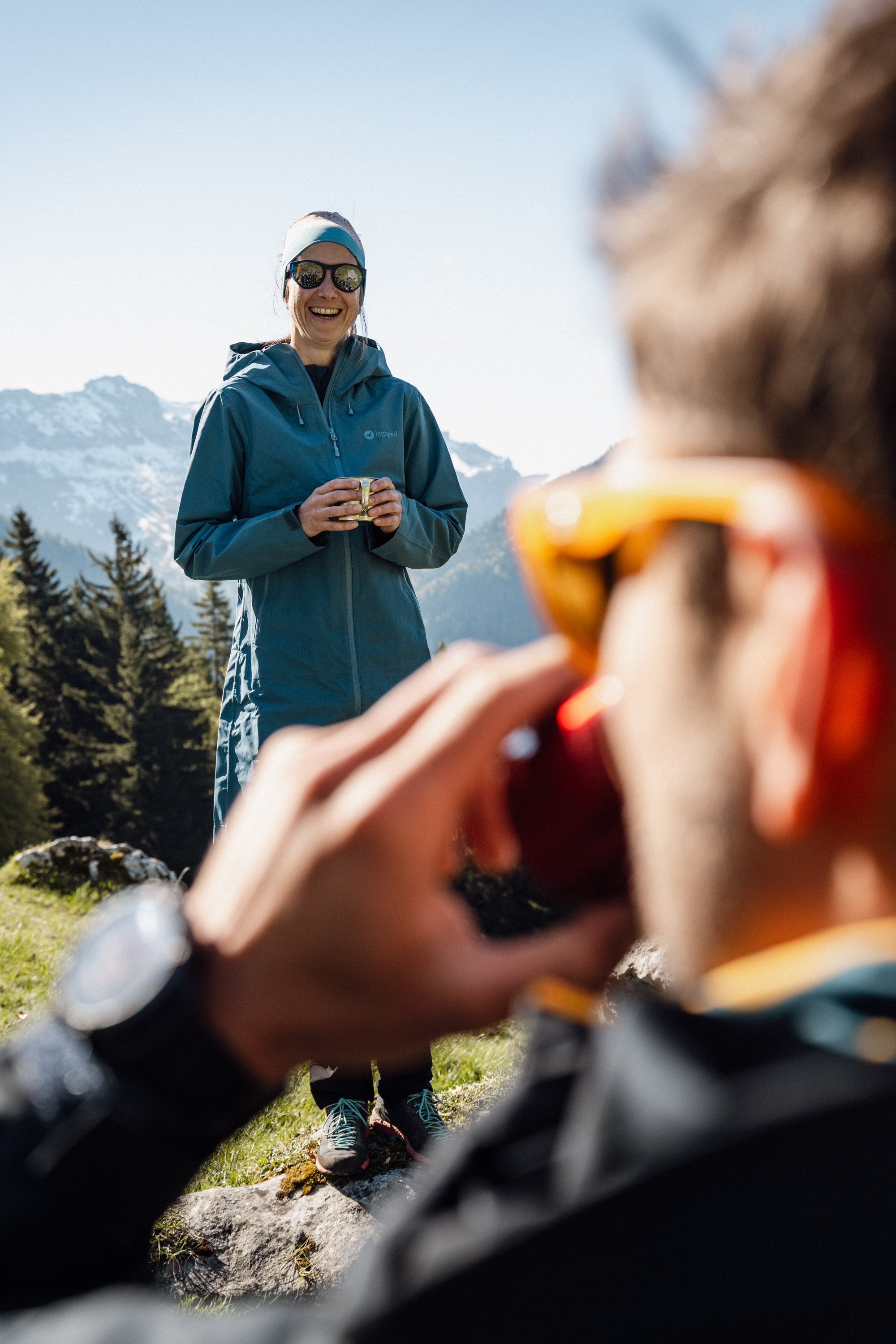 Femme en veste softshell Ukpik Lagoped sur sentier de randonnée en montagne
