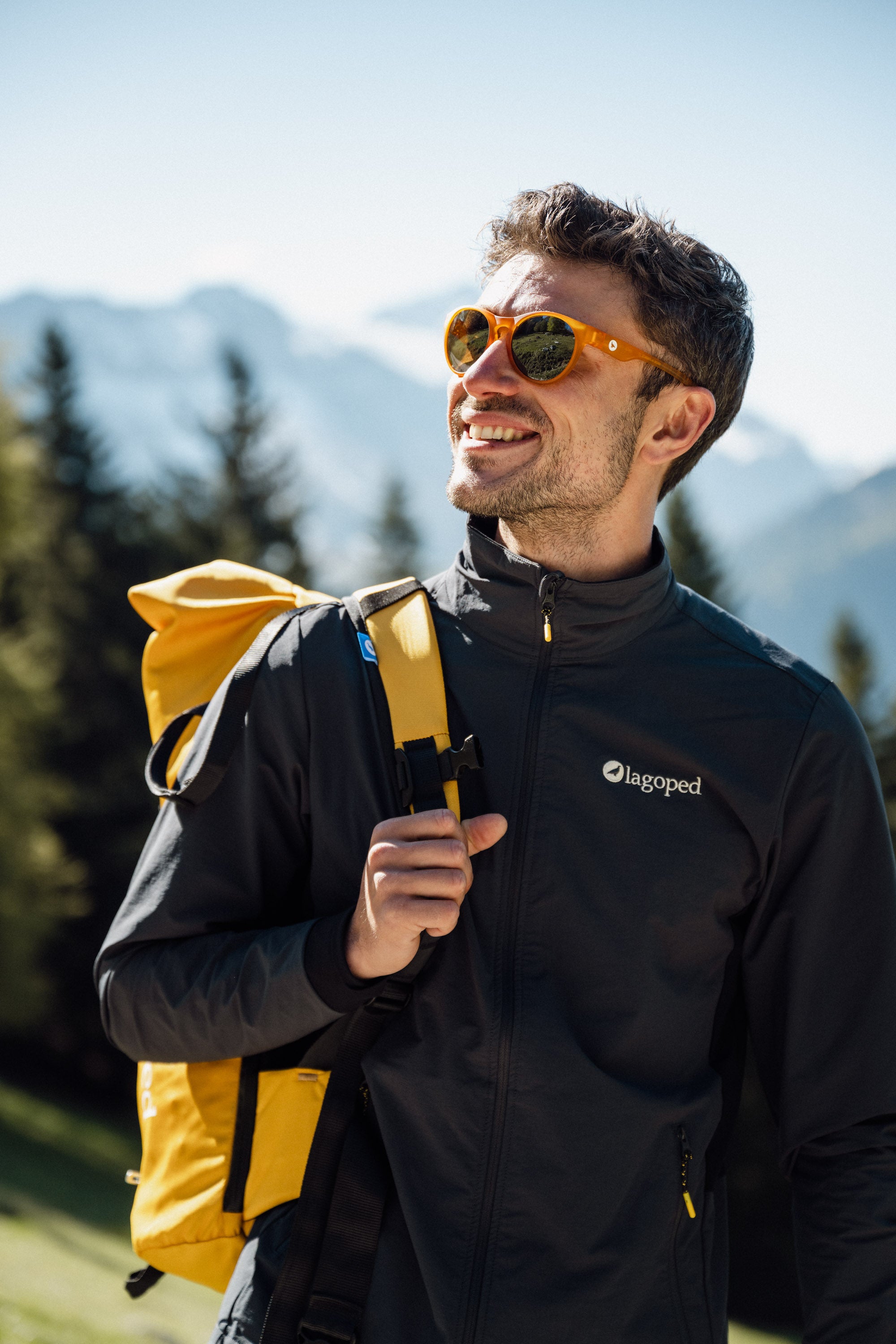 Randonneur avec une veste Lagoped sur terrain technique en altitude