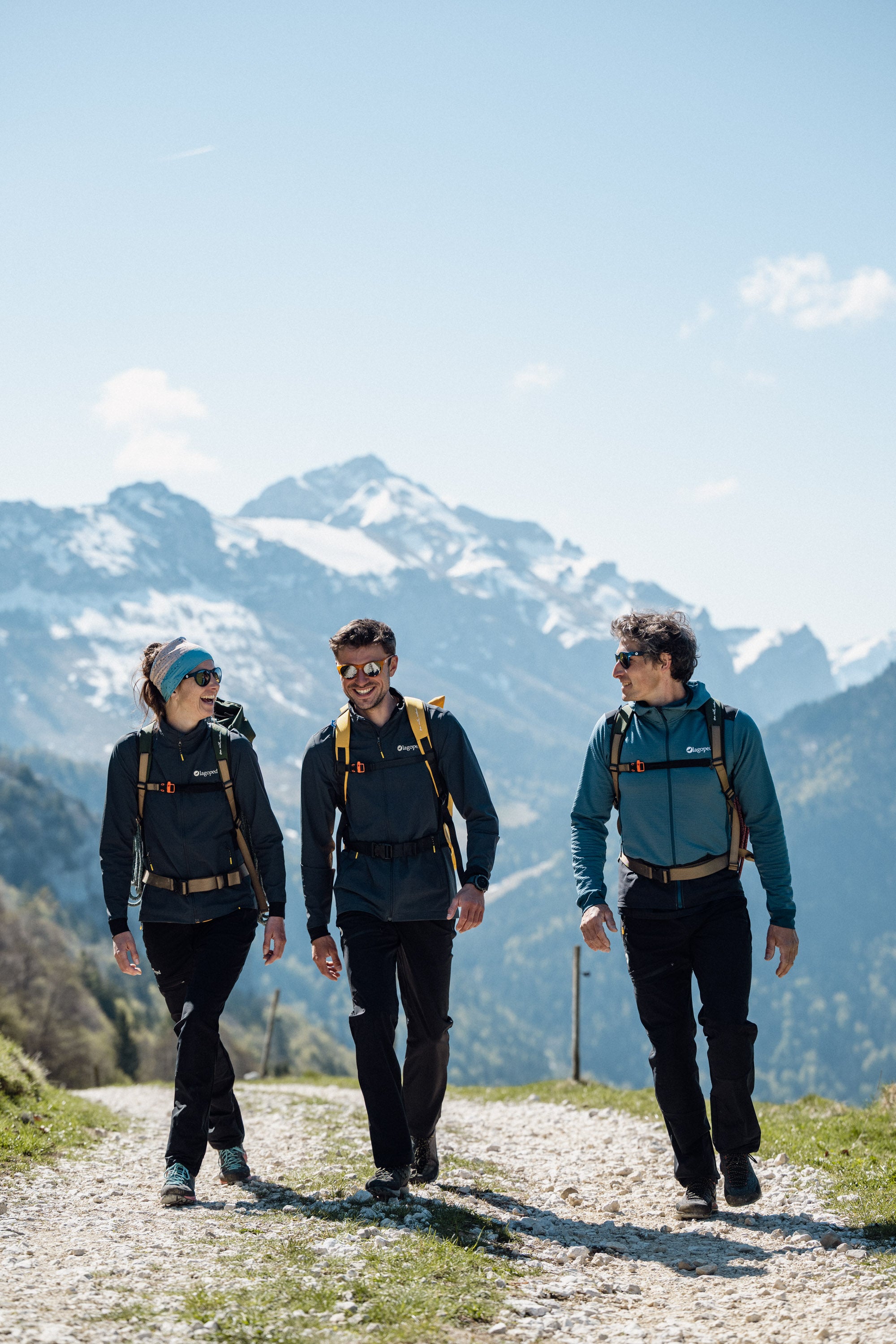 Randonneurs avec vêtements Lagoped sur terrain technique en altitude dans les Bauges