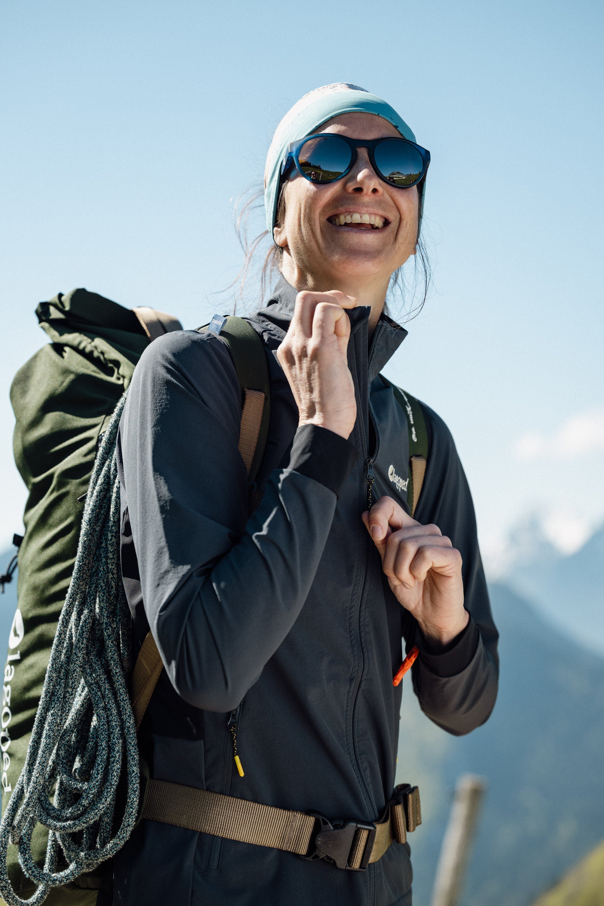 Femme portant la veste Ukpik Lagoped en randonnée