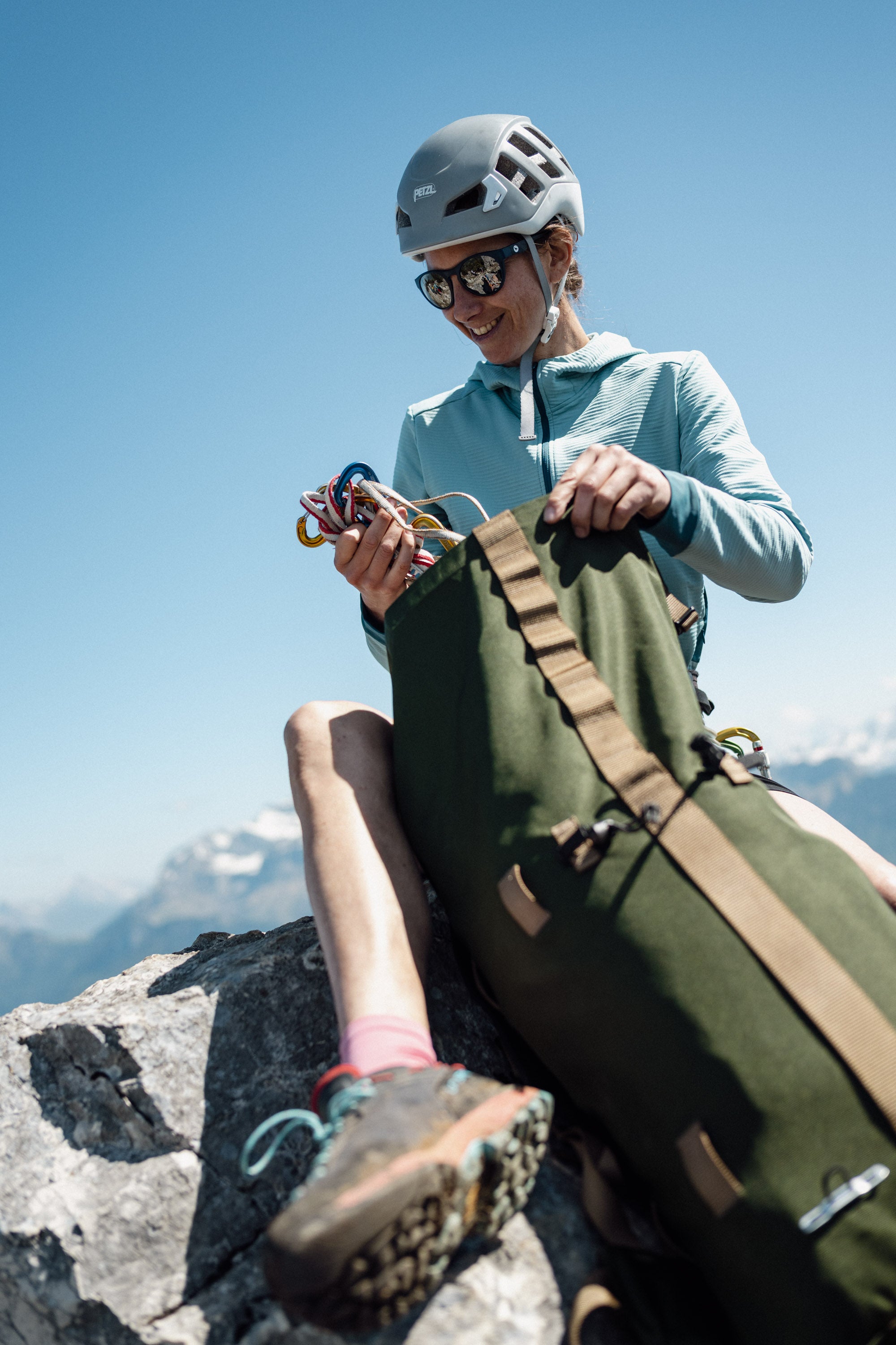 Femme en tenue technique Lagoped sur terrain d'escalade en pleine nature