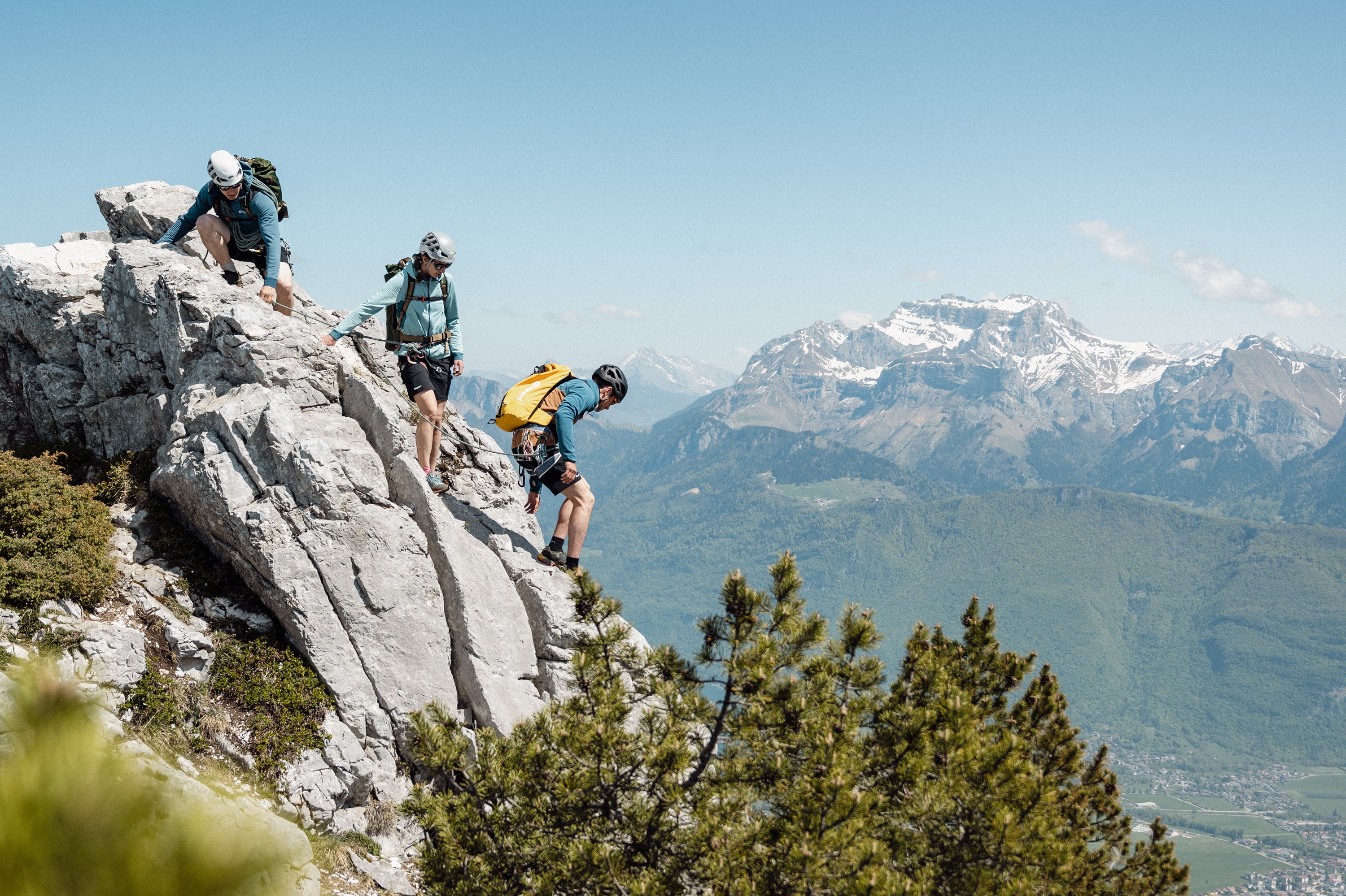Randonneur avec short Ptarmigan2 Lagoped lors d'une course d'arête en montagne