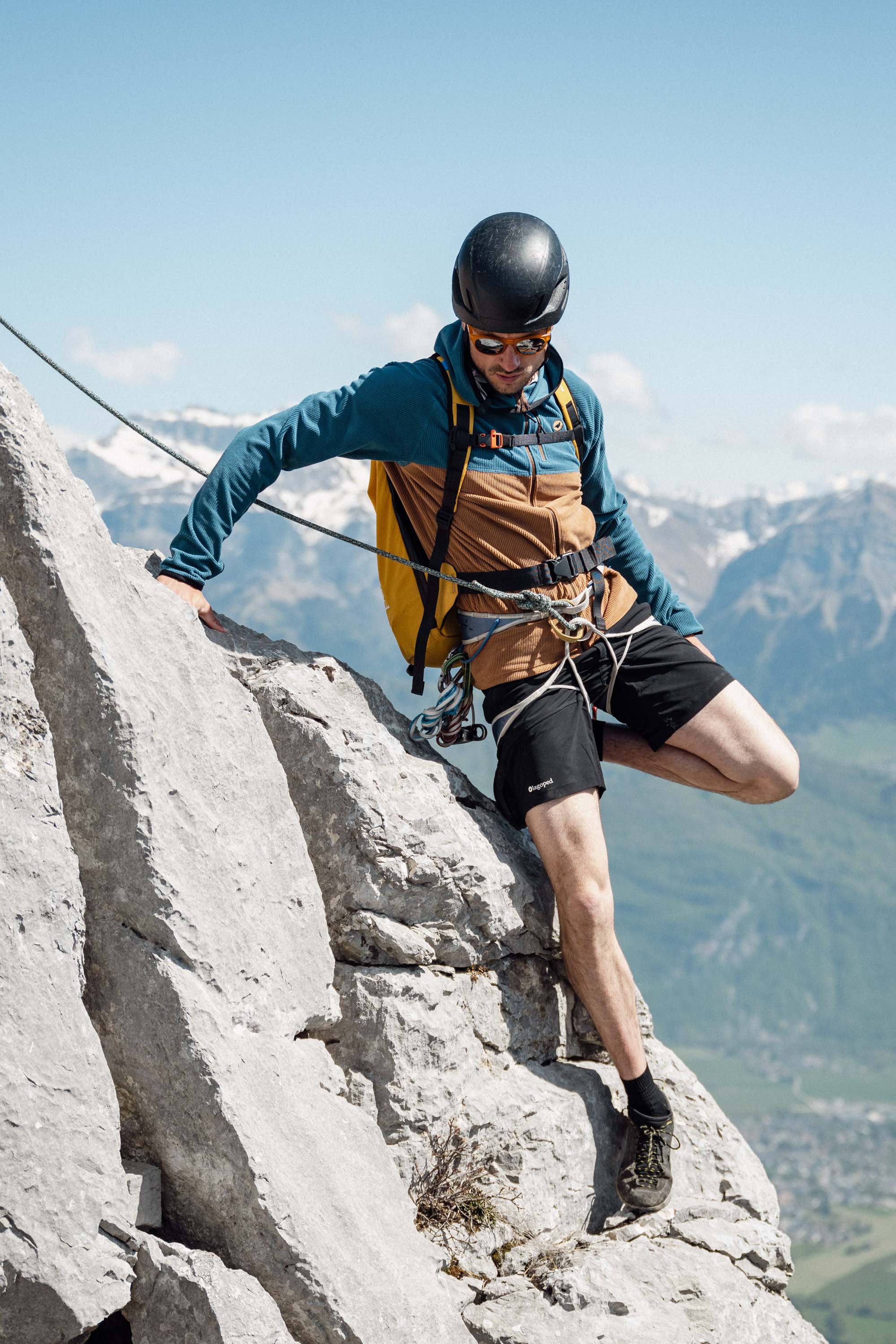 Homme en short technique Lagoped au sommet, panorama alpin