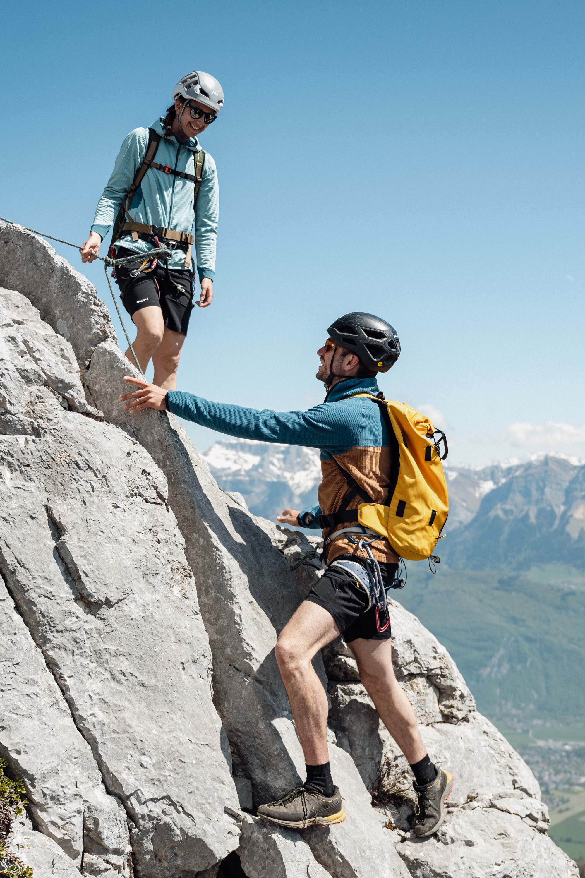 Duo en tenue Lagoped au sommet du Roc des Bœufs (1774 m) dans le Parc des Bauges
