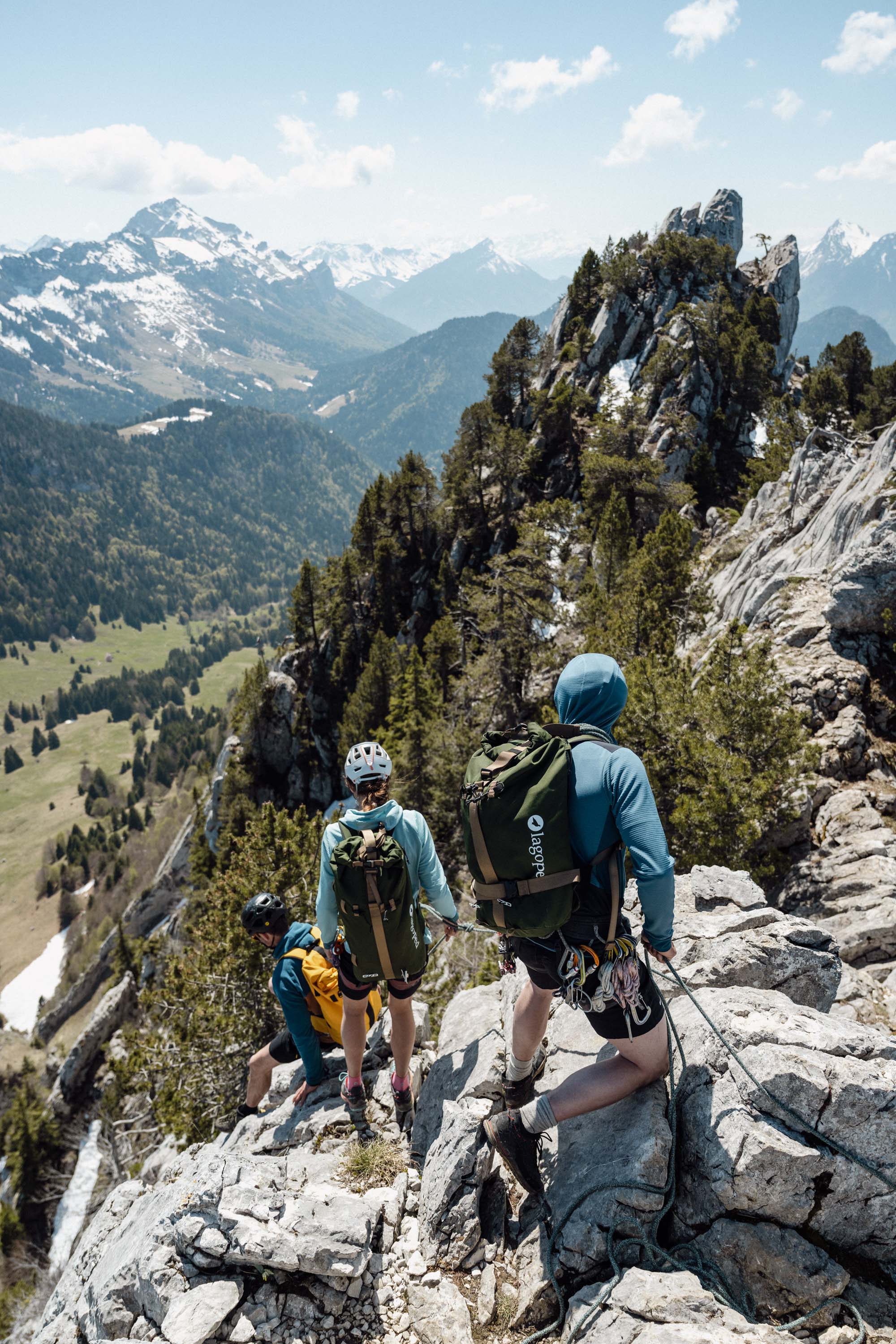 Groupe habillé en Lagoped progressant sur une arête rocheuse du Massif des Bauges
