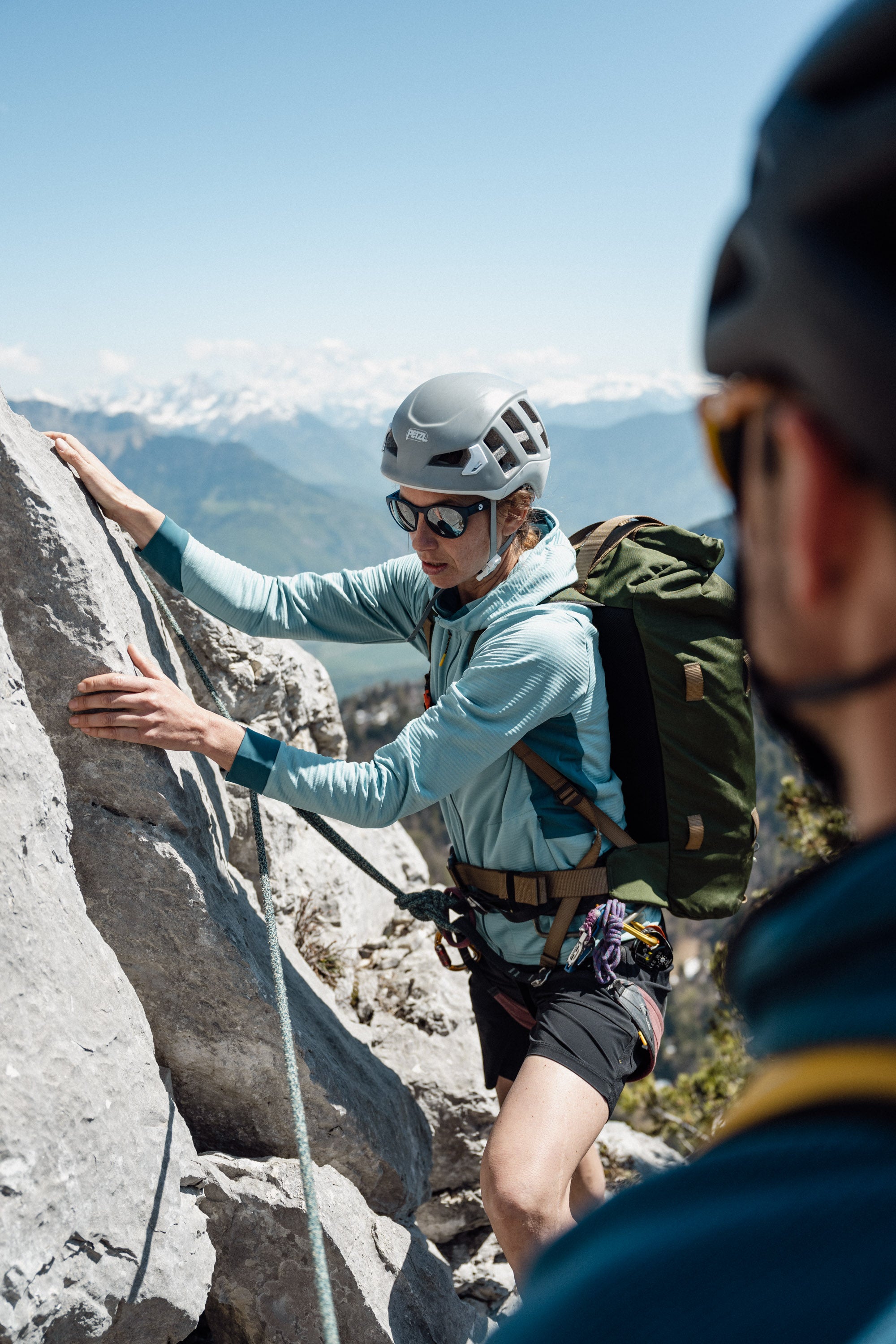 Femme en polaire technique Lagoped sur terrain d'escalade en pleine nature