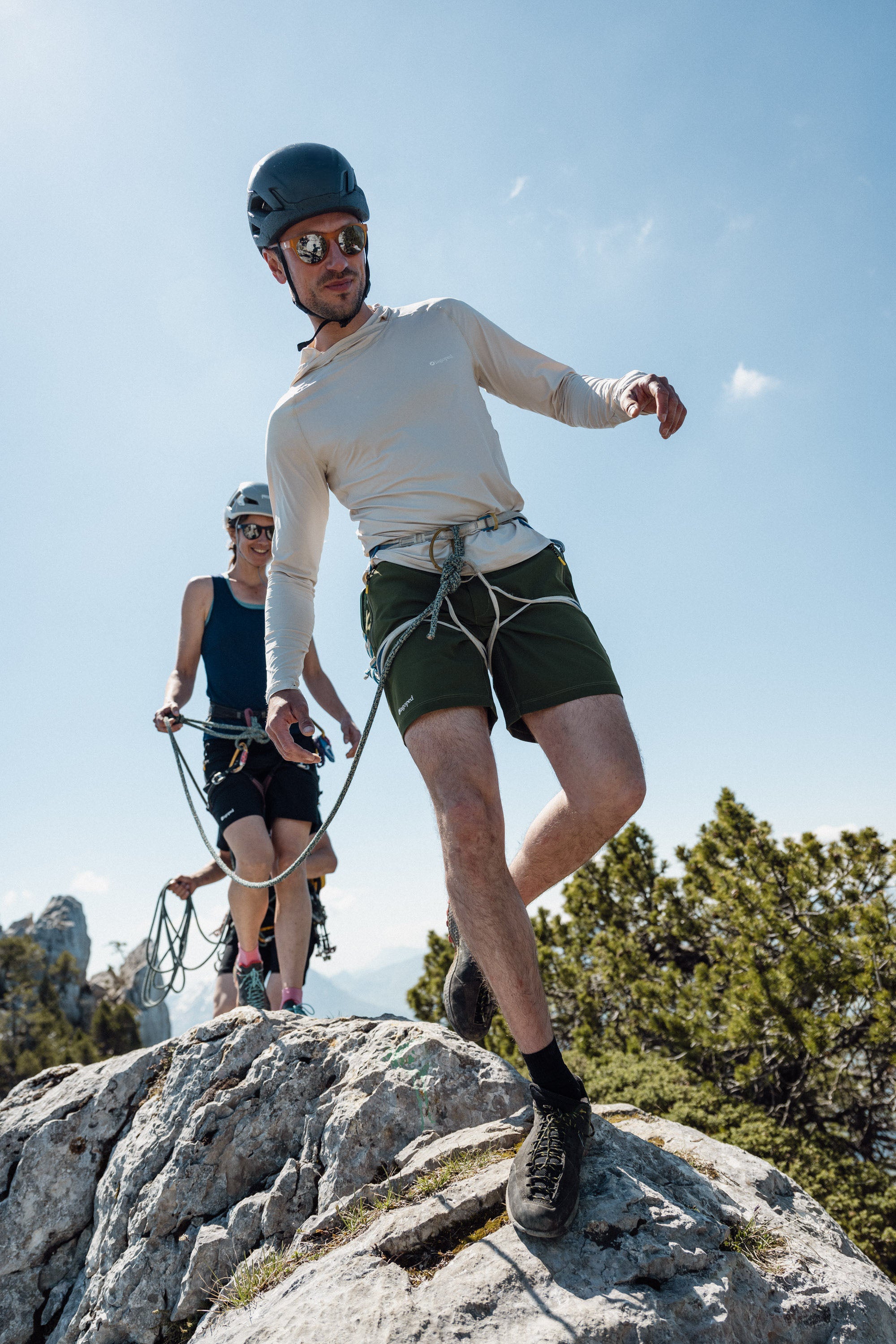 Short de randonnée homme Rioupou Lagoped porté en montagne