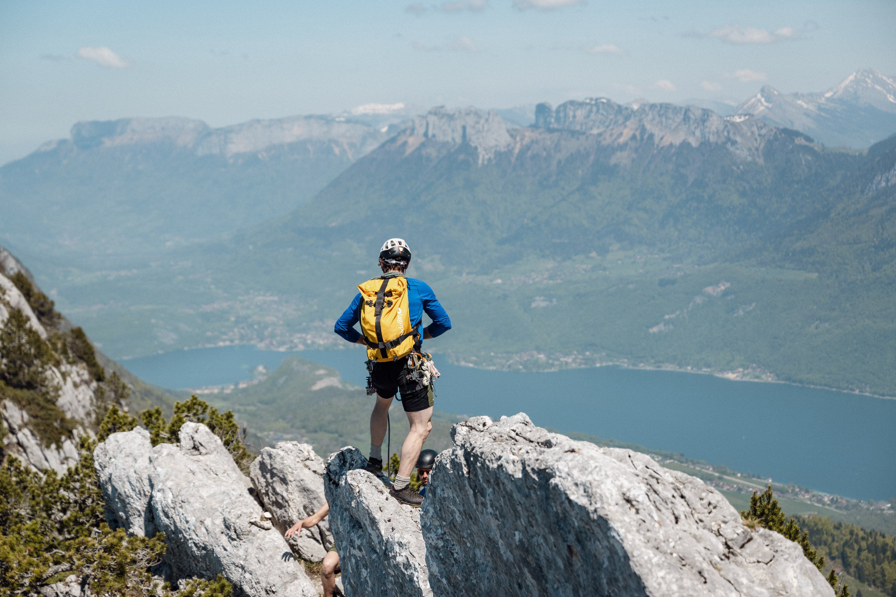 Randonneur avec sac à dos Kiiruna2 Lagoped au-dessus du lac d'Annecy