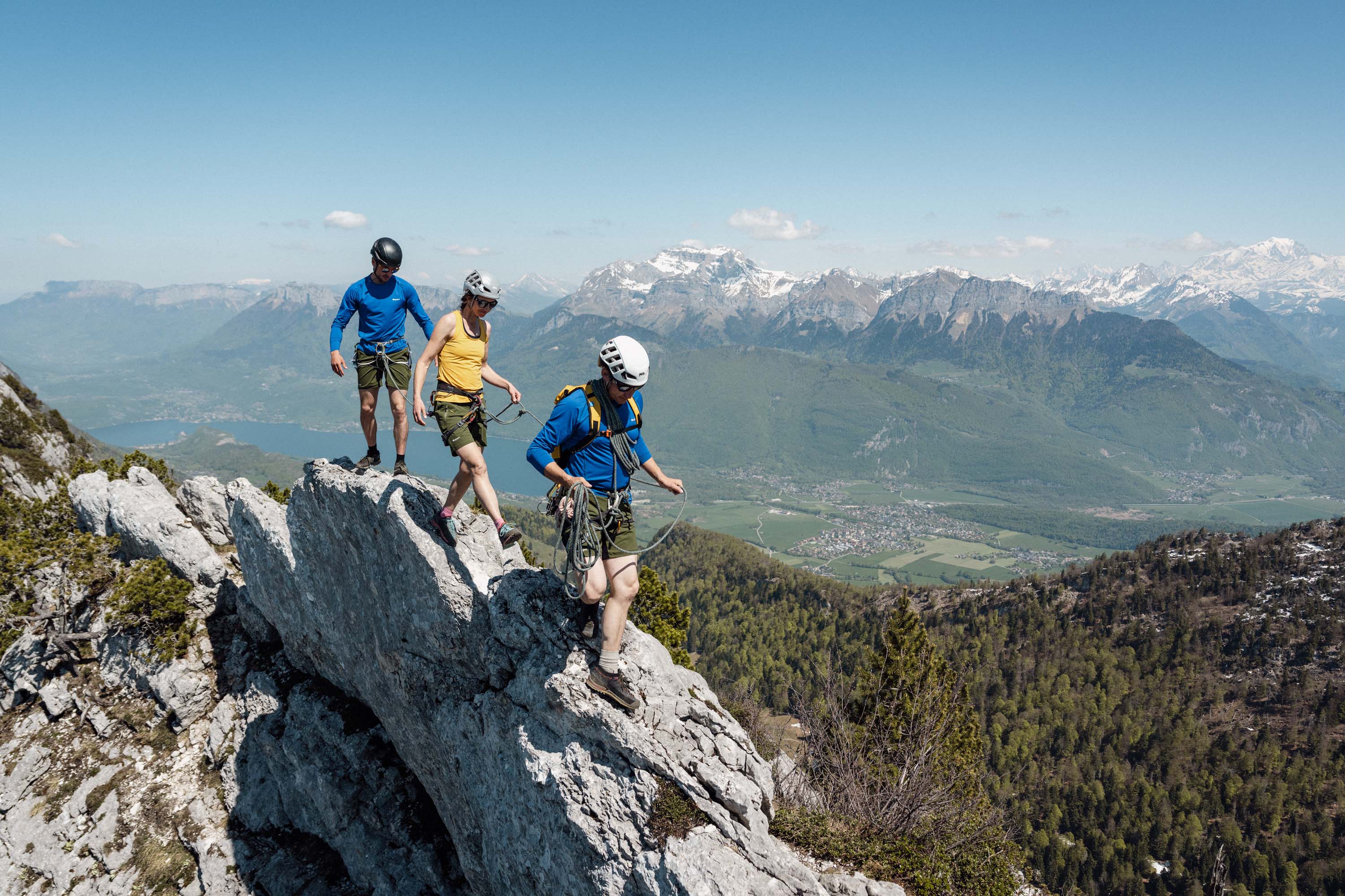 Randonneurs vêtements techniques Lagoped au sommet avec vue sur le lac d'Annecy
