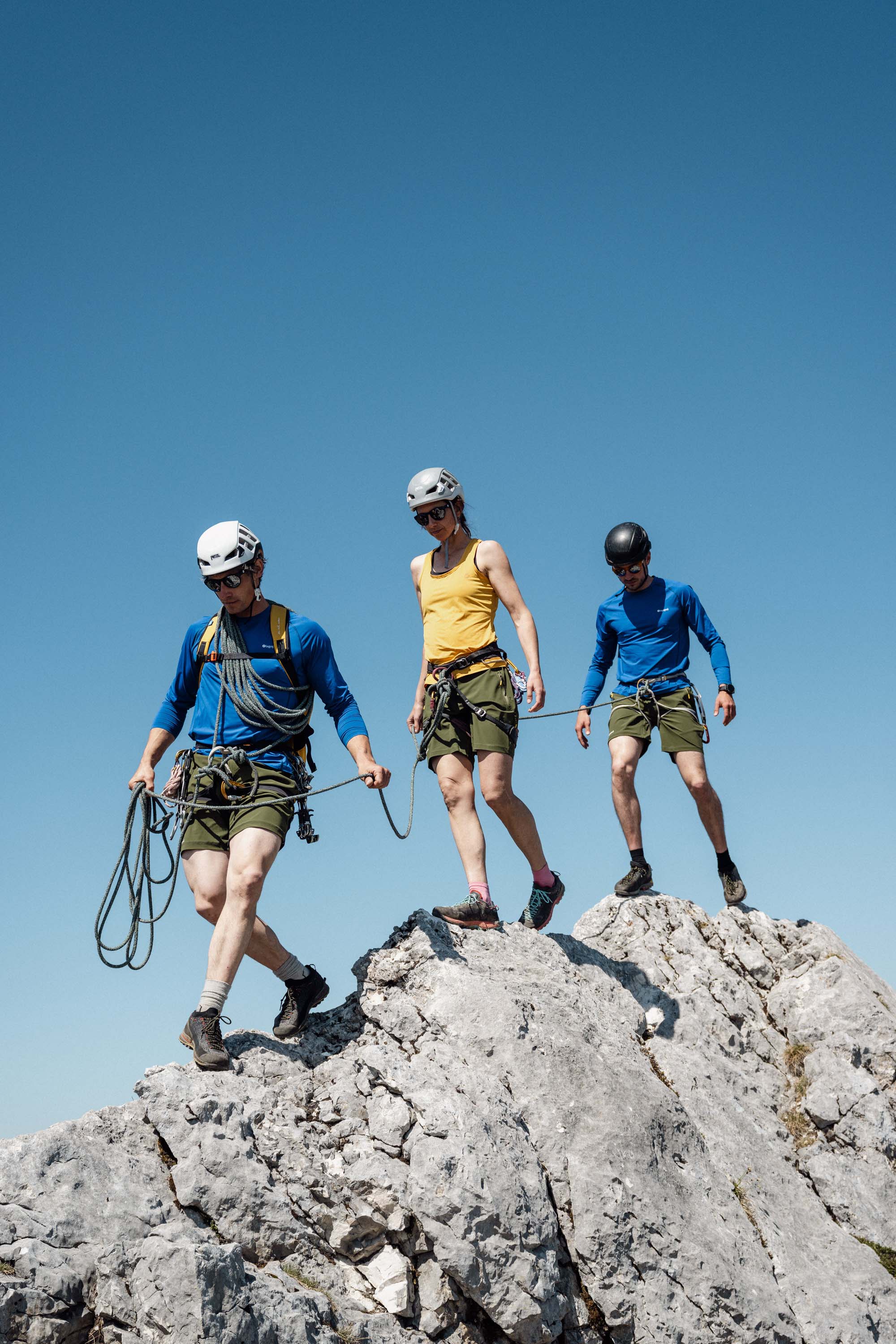 Femme en débardeur TankTrek Lagoped au sommet avec vue sur le lac d'Annecy