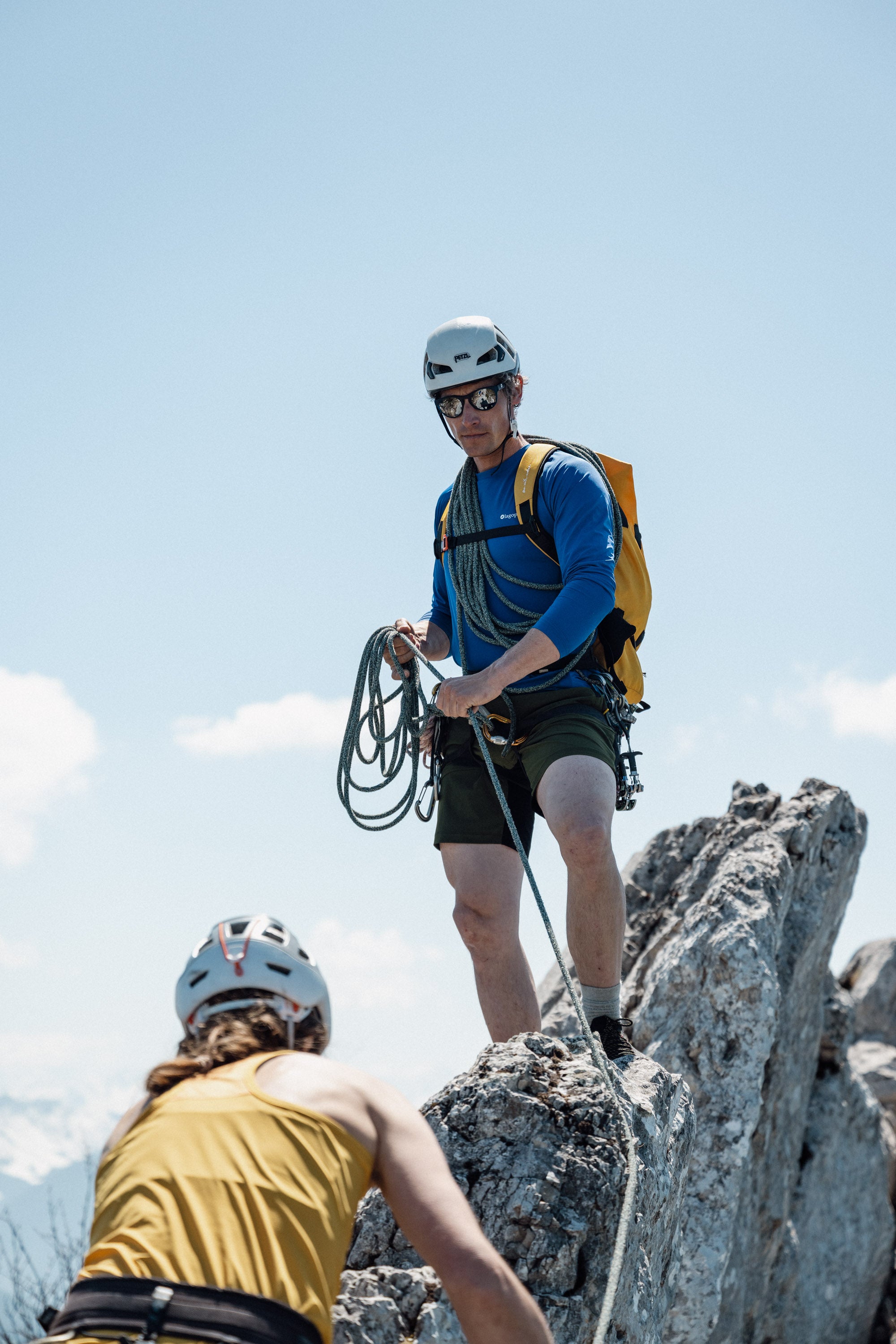 Randonneur en t-shirt Roka Lagoped profitant du panorama en altitude