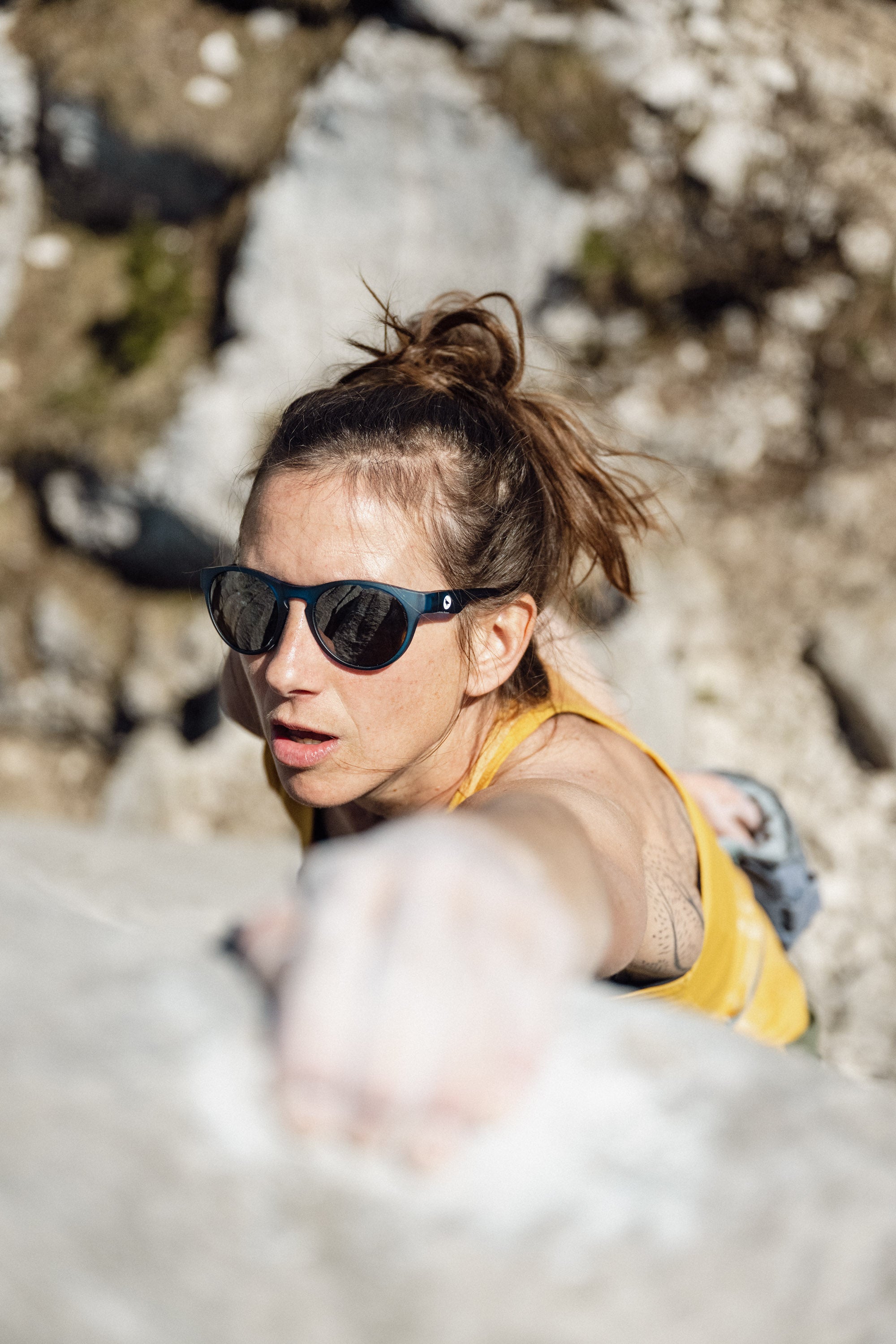 Lunettes femme escalade Lagoped portées en montagne