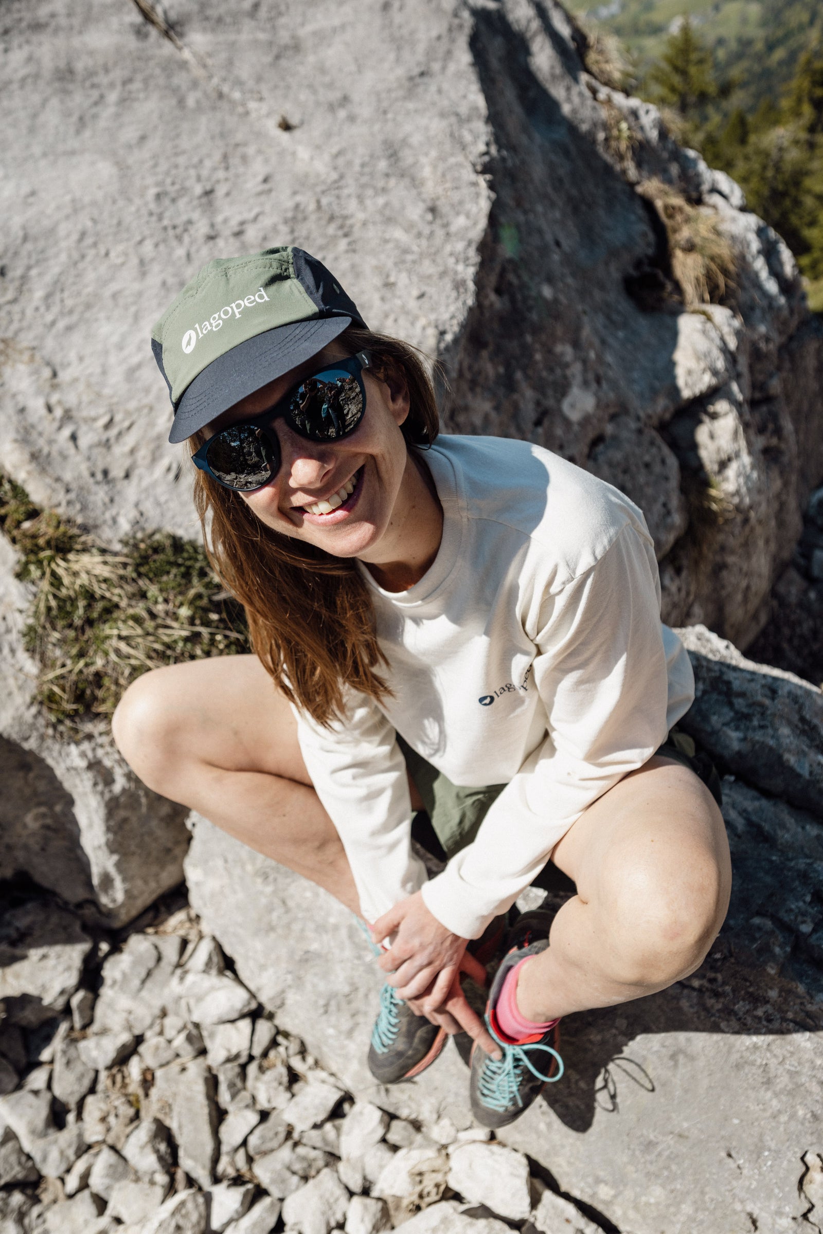 Femme en t-shirt Falco, tenue décontractée pour le retour de rando