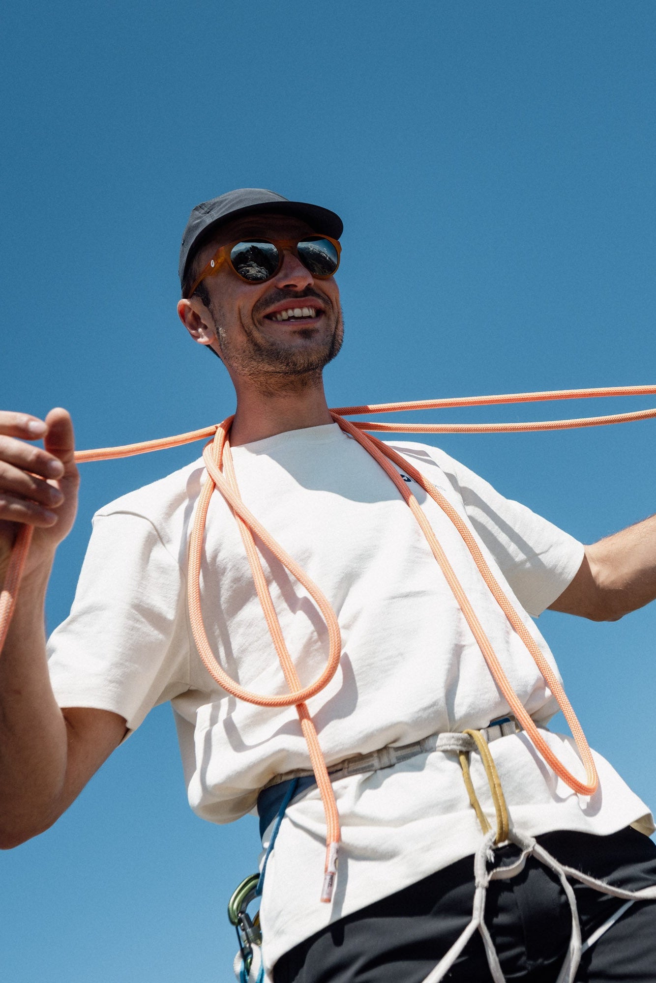 Homme en t-shirt Lagoped lors d'une randonnée estivale