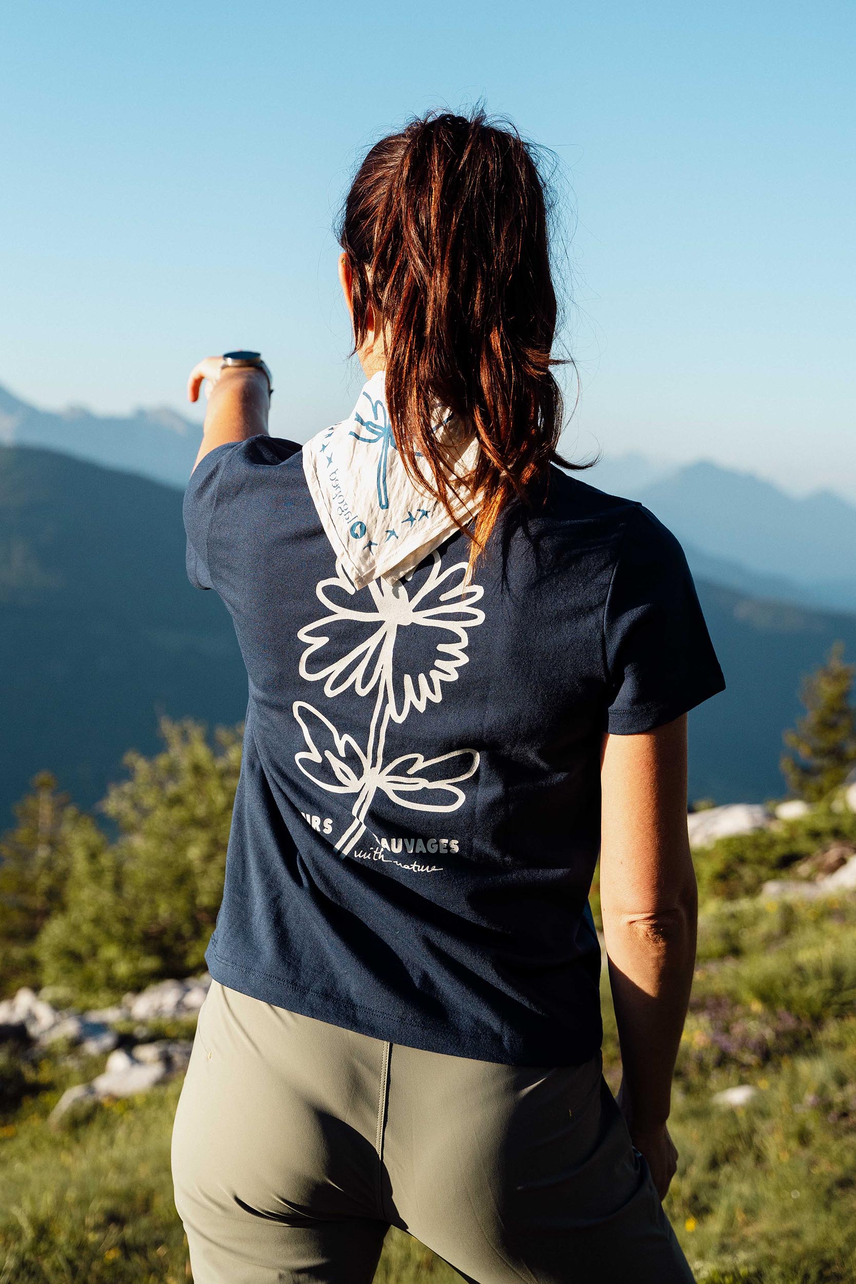 Personne portant un bandana Lagoped Heron bleu roi, trail running en été dans les Alpes