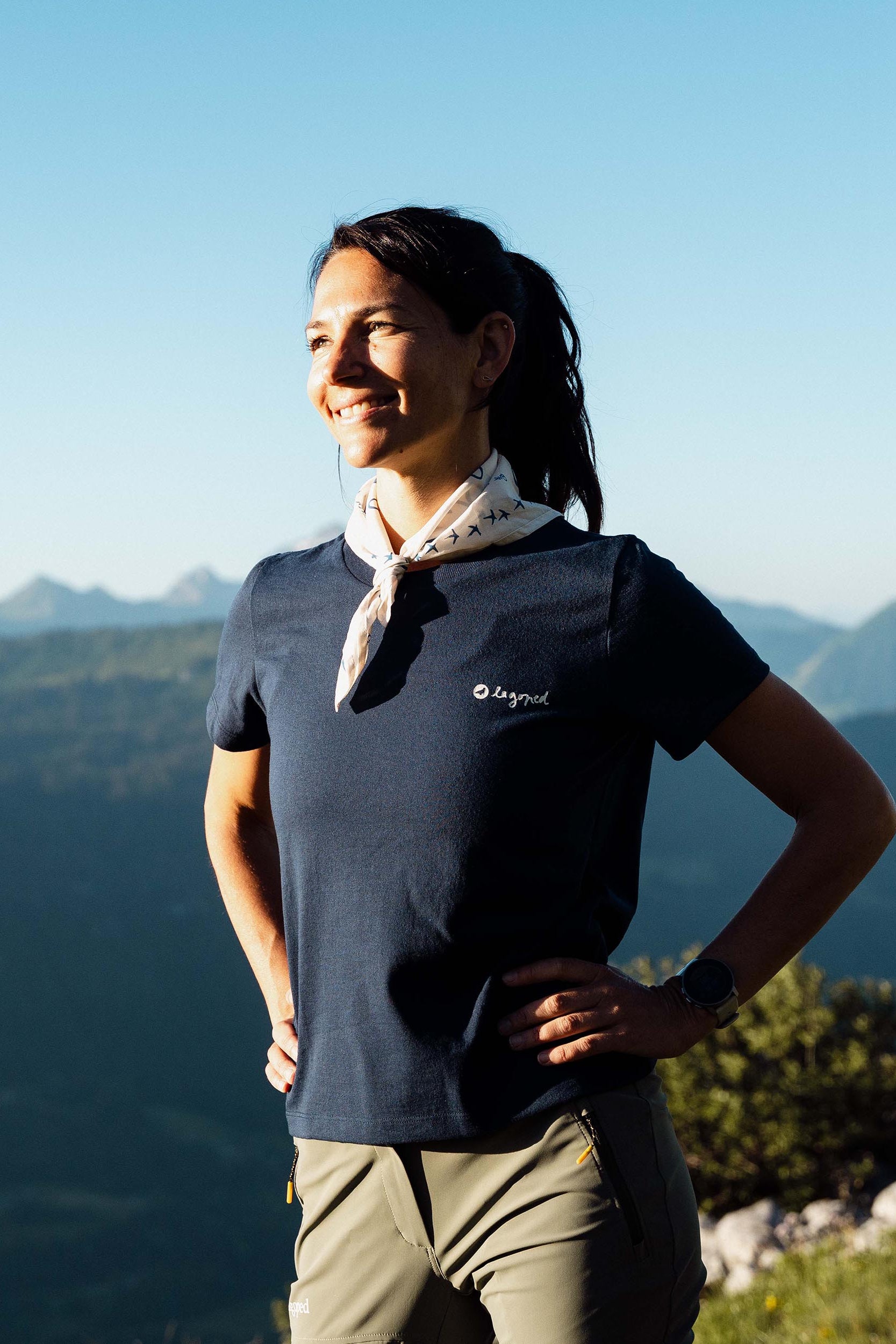 Personne portant un bandana Lagoped Heron bleu roi, course à pied en été dans les Alpes