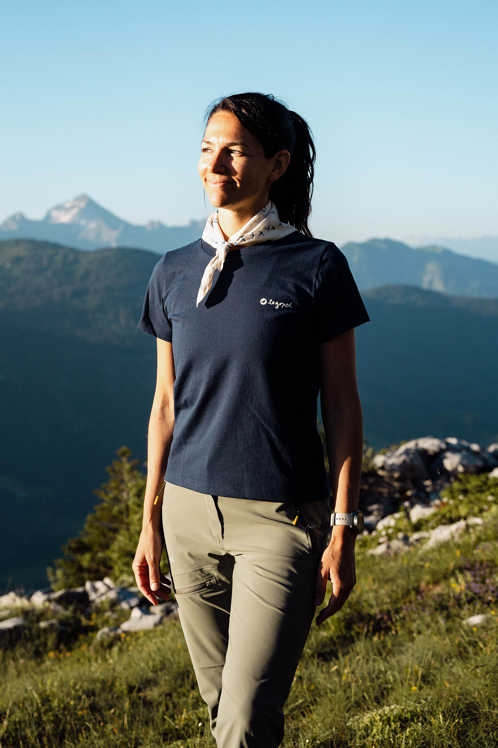 Personne portant un bandana Lagoped Heron bleu roi, course à pied en été dans les Alpes