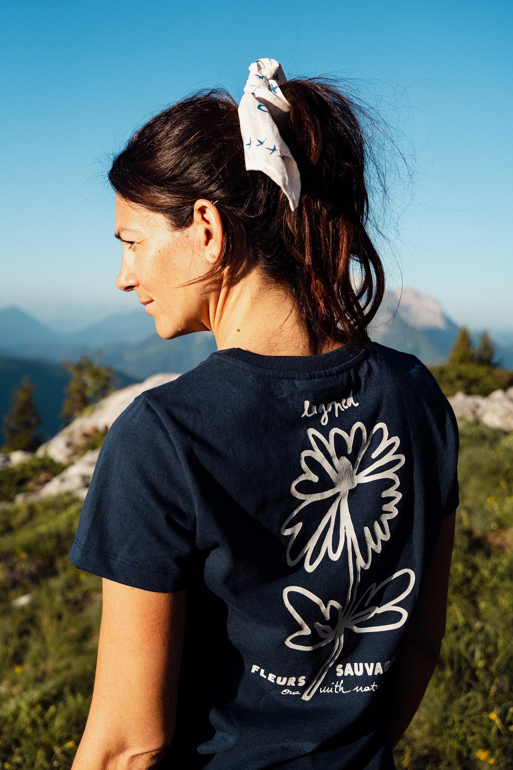 Personne portant un foulard Lagoped Heron bleu roi, trail running en été dans les Alpes