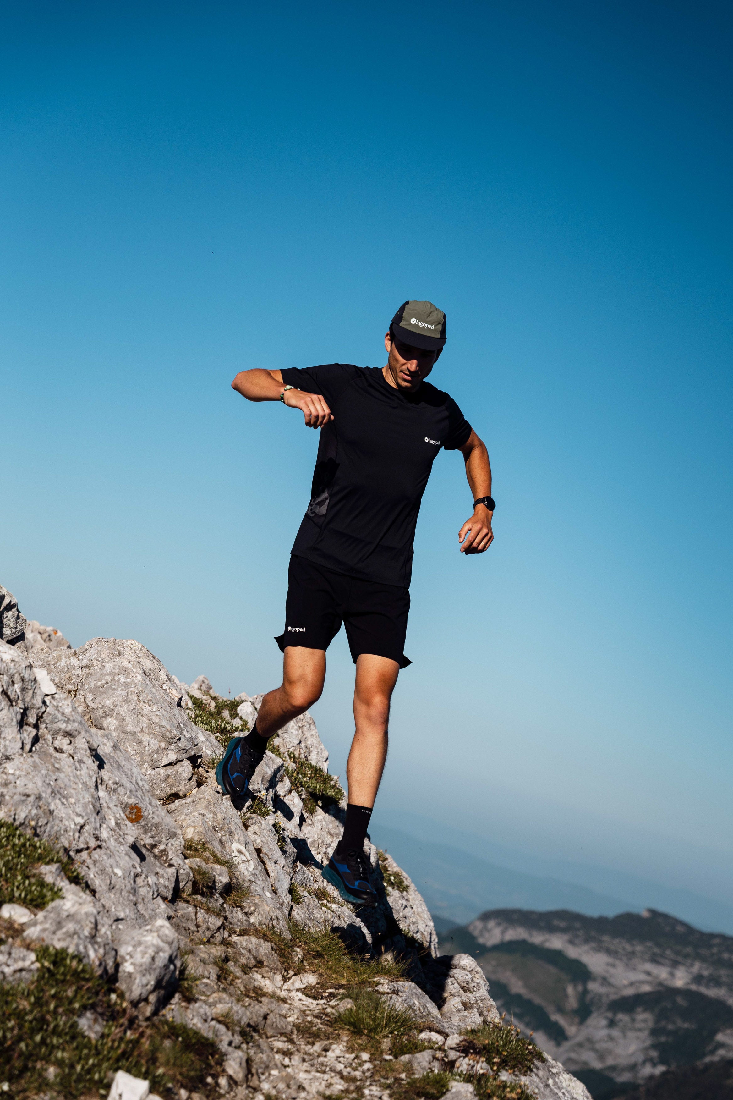 Personne portant une casquette Lagoped Sowa thym, trail running en été au sommet