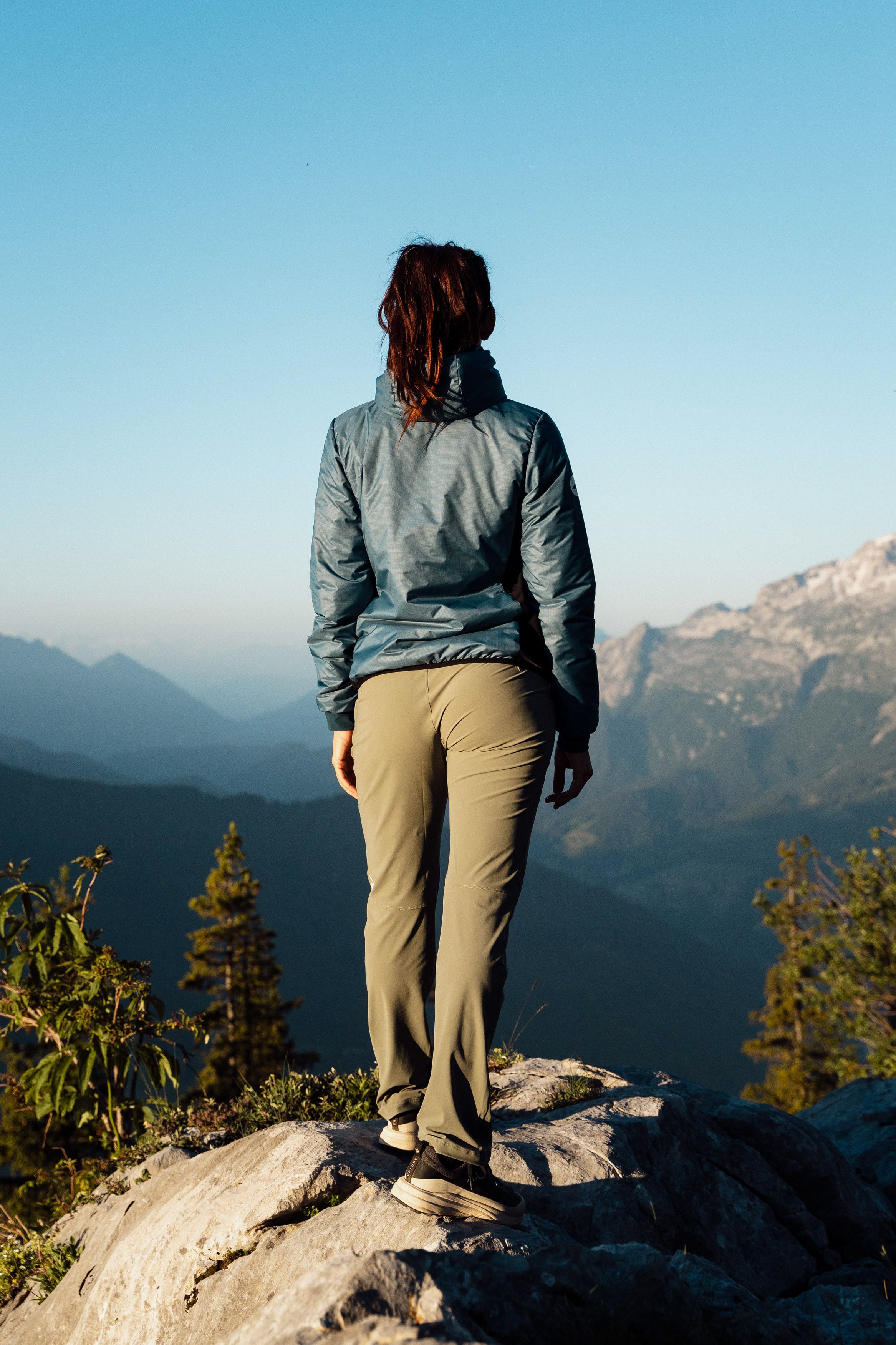 Femme portant un pantalon Lagoped Rioupou vert amande, randonnée en été en montagne