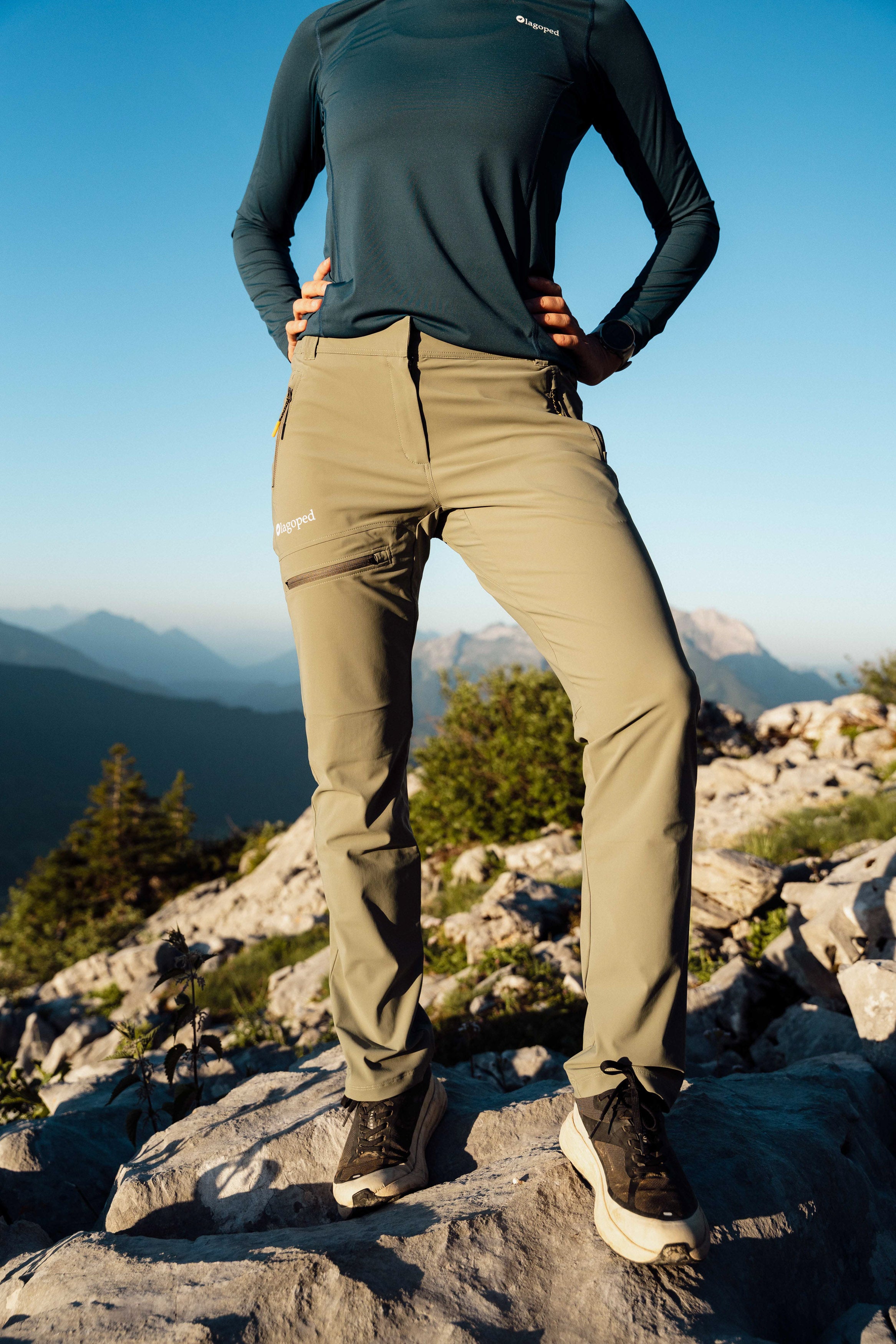 Femme portant un pantalon Lagoped Rioupou vert amande, randonnée en été en montagne