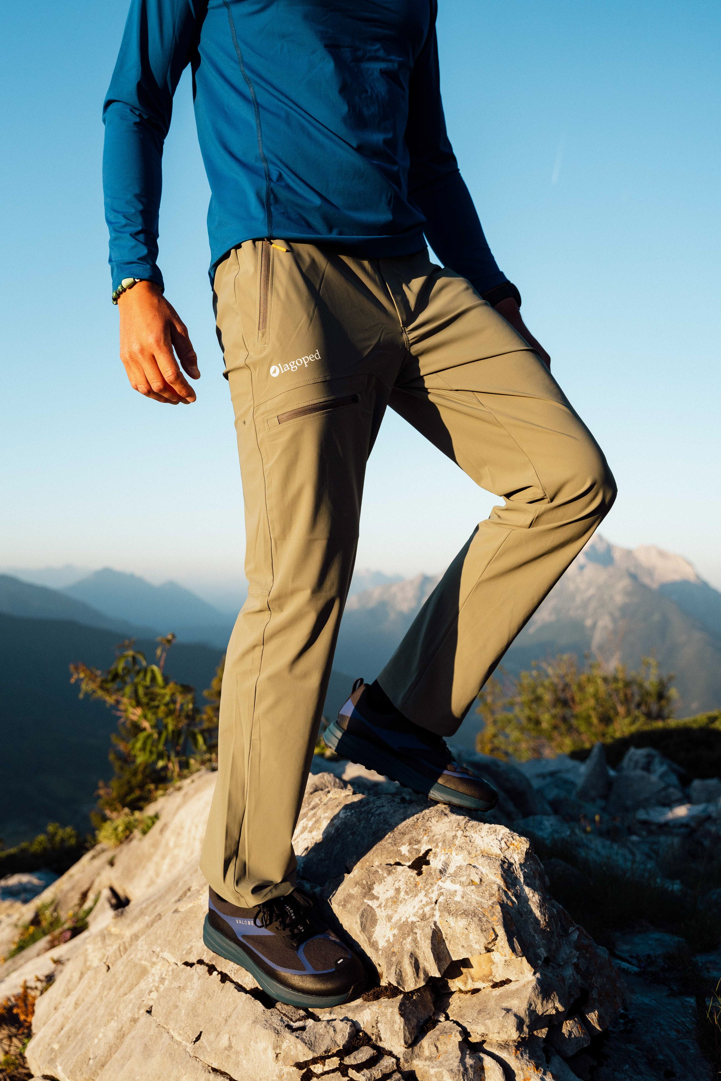 Homme portant un pantalon Lagoped Rioupou vert amande, randonnée en été en montagne