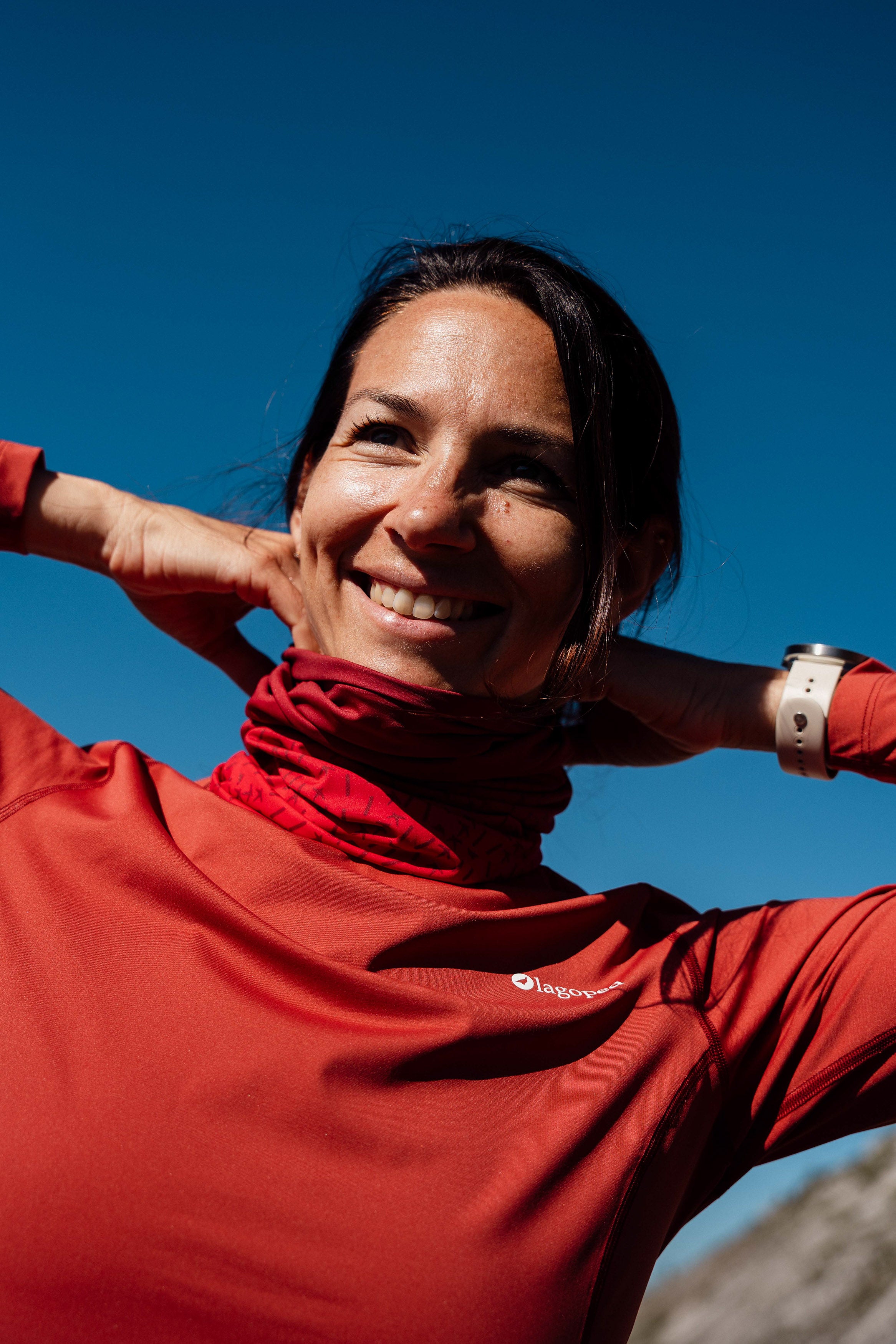 Femme portant un t-shirt Lagoped Roka rouge, randonnée en été en montagne