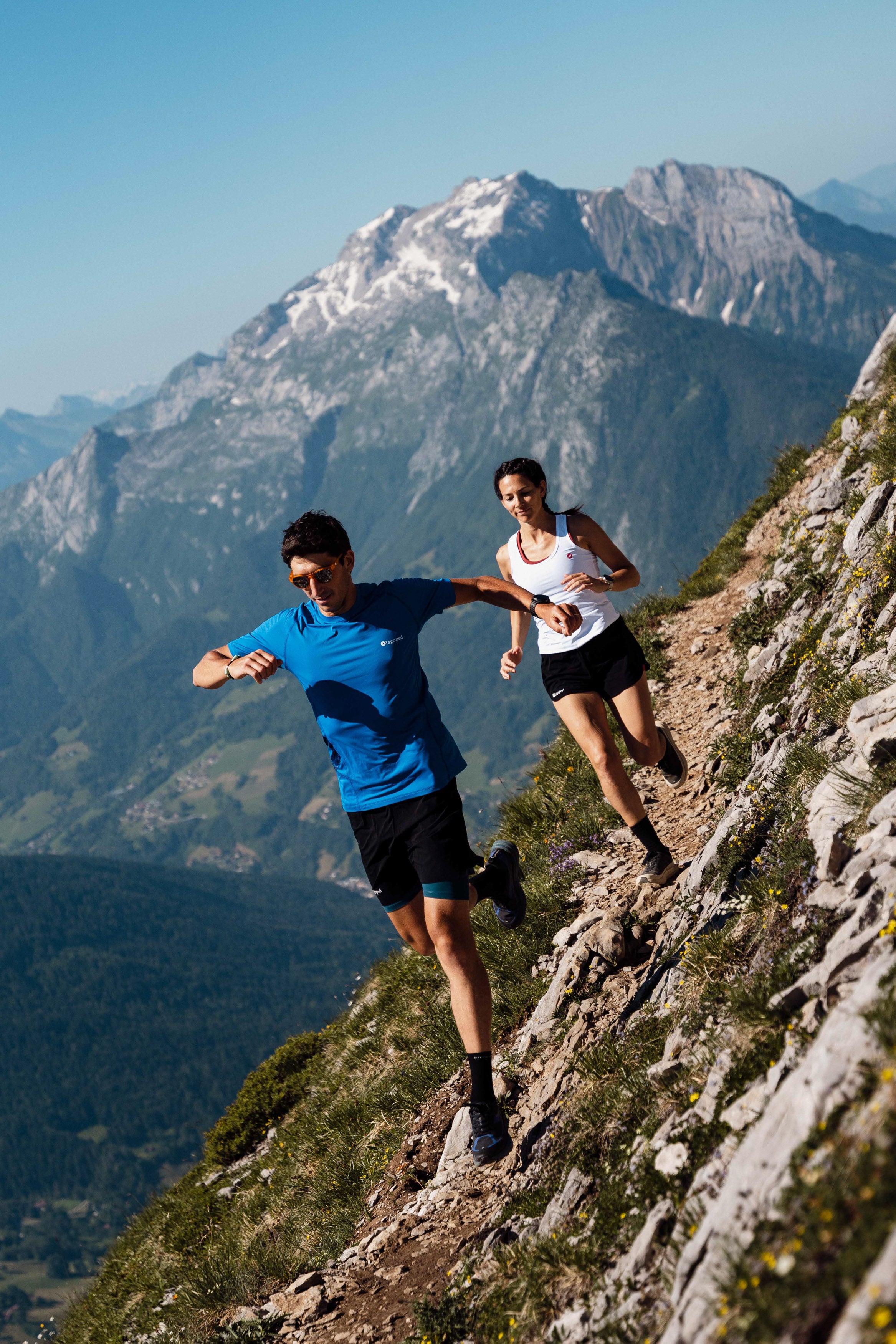 Femme portant un débardeur Lagoped Tankrec blanc, trail running en été en montagne