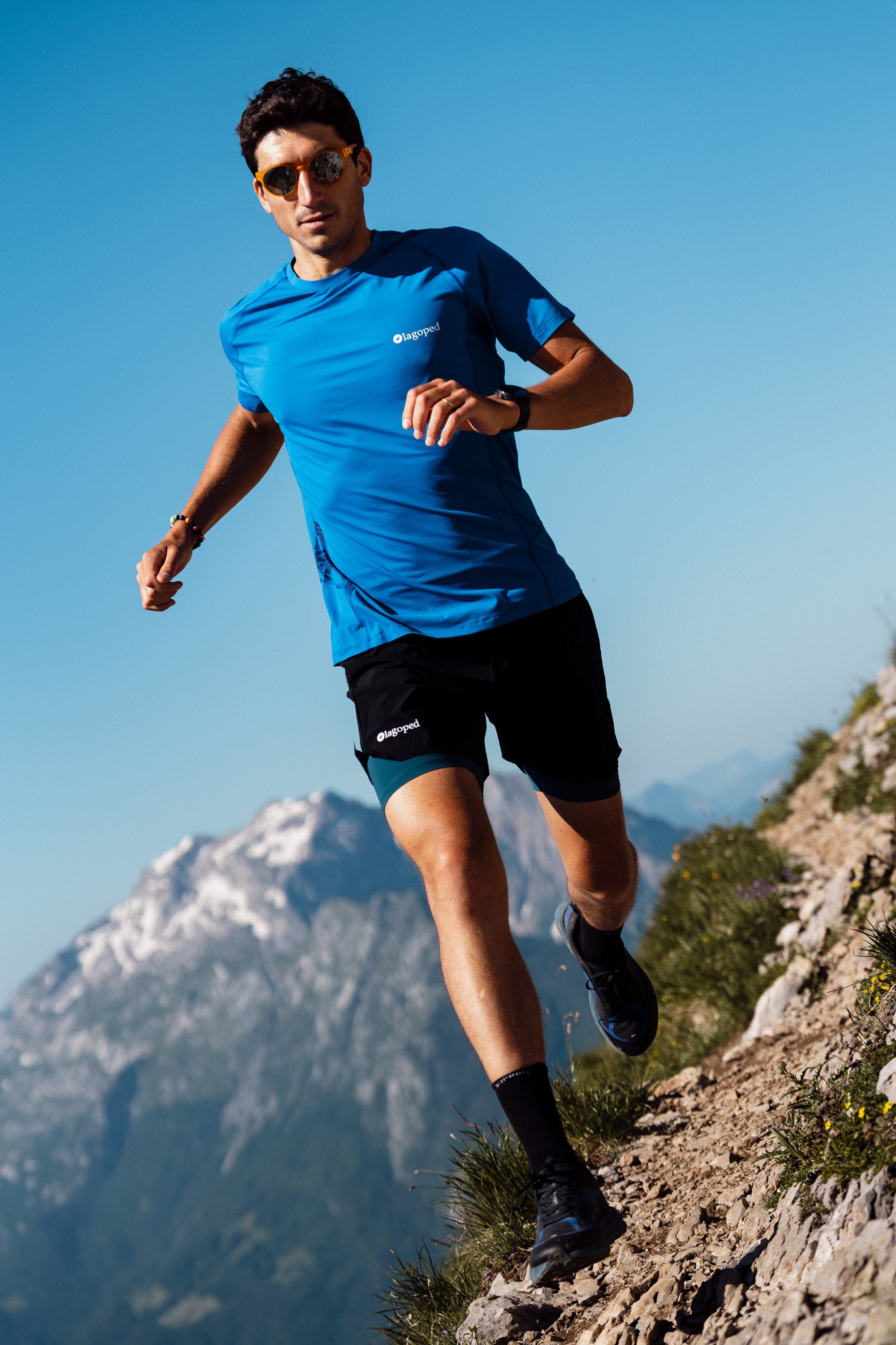 Homme portant un t-shirt Lagoped Teetrek bleu roi, course à pied en été en montagne